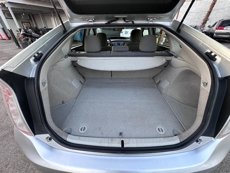 Toyota Prius Vehicle Full-screen Gallery Image 12