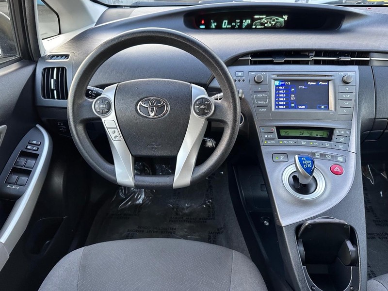 Toyota Prius Vehicle Full-screen Gallery Image 16