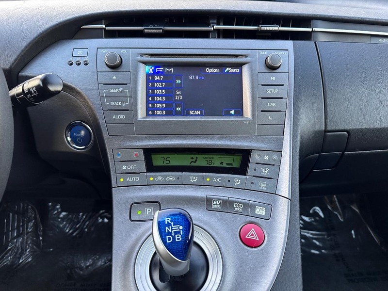 Toyota Prius Vehicle Full-screen Gallery Image 18