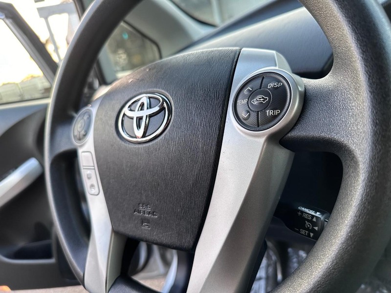 Toyota Prius Vehicle Full-screen Gallery Image 23