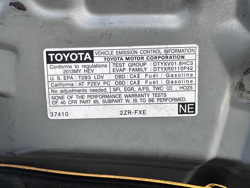 Toyota Prius Vehicle Full-screen Gallery Image 25