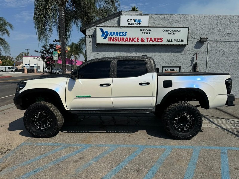 Toyota Tacoma 4WD Vehicle Full-screen Gallery Image 02