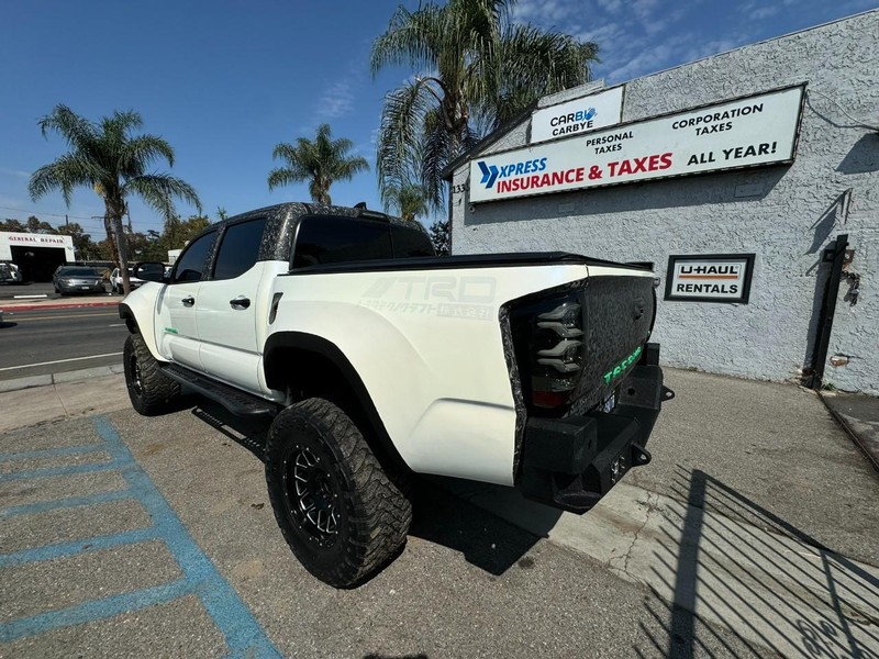 Toyota Tacoma 4WD Vehicle Full-screen Gallery Image 03