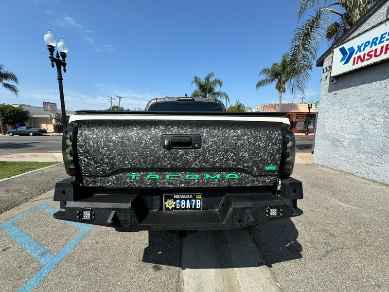 Toyota Tacoma 4WD Vehicle Full-screen Gallery Image 04