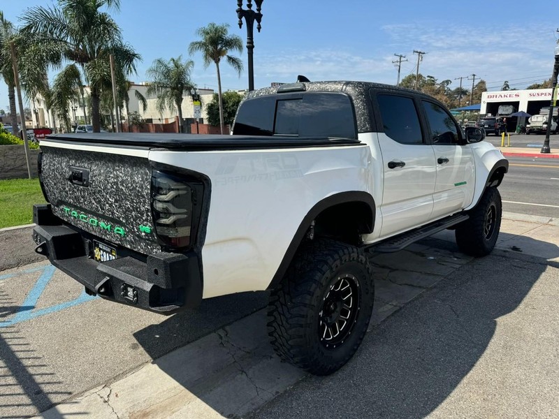 Toyota Tacoma 4WD Vehicle Full-screen Gallery Image 05