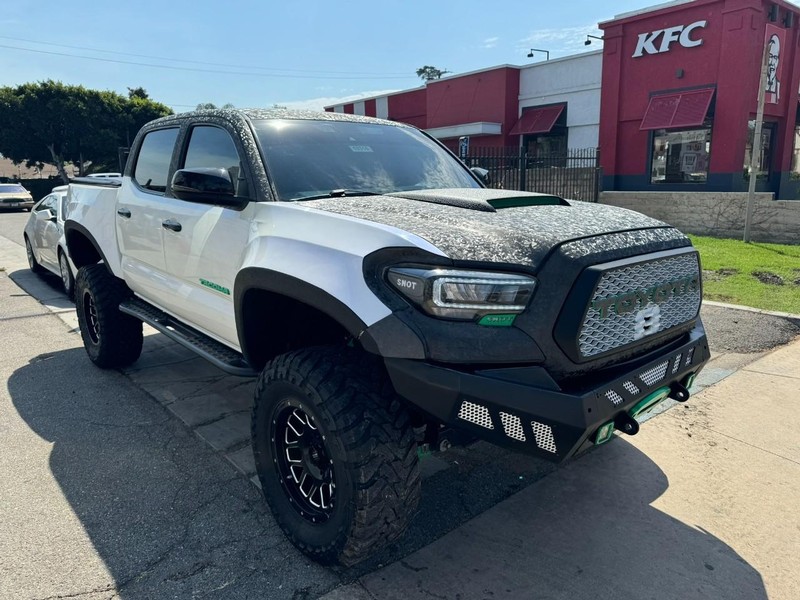 Toyota Tacoma 4WD Vehicle Full-screen Gallery Image 06