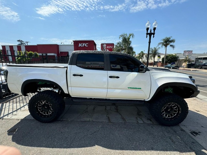 Toyota Tacoma 4WD Vehicle Full-screen Gallery Image 07