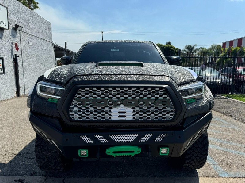 Toyota Tacoma 4WD Vehicle Full-screen Gallery Image 08