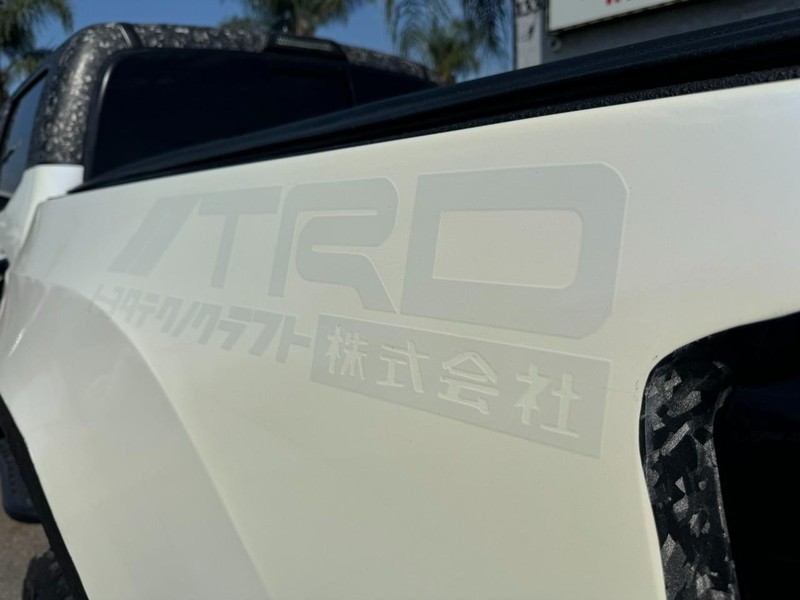 Toyota Tacoma 4WD Vehicle Full-screen Gallery Image 11