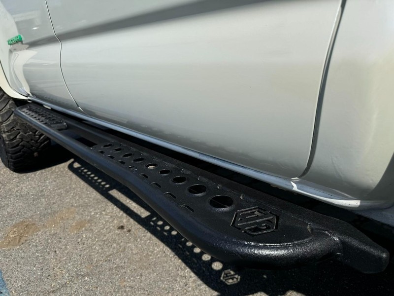 Toyota Tacoma 4WD Vehicle Full-screen Gallery Image 13