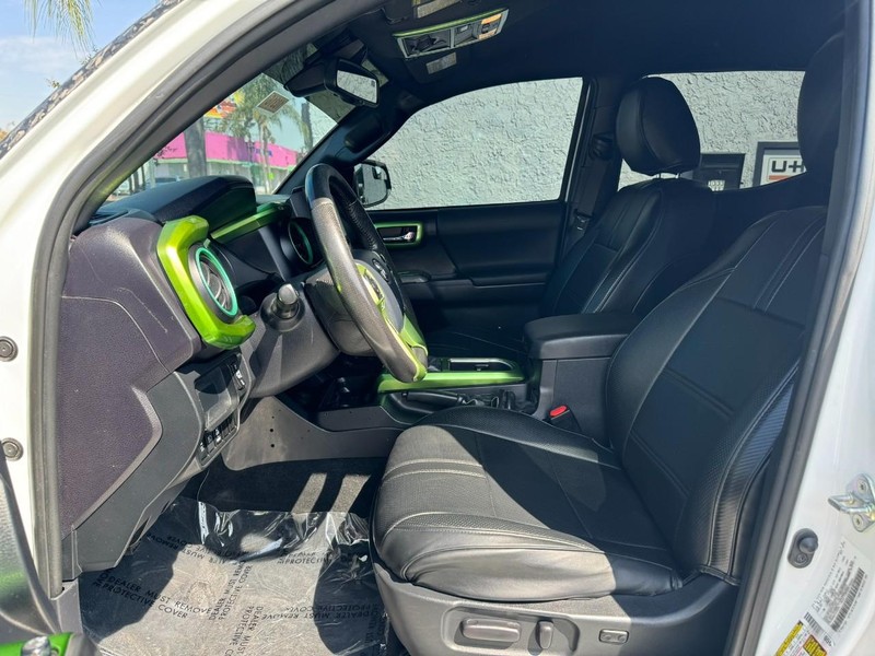 Toyota Tacoma 4WD Vehicle Full-screen Gallery Image 14