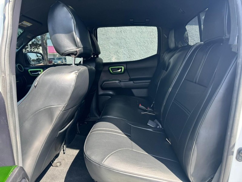 Toyota Tacoma 4WD Vehicle Full-screen Gallery Image 15