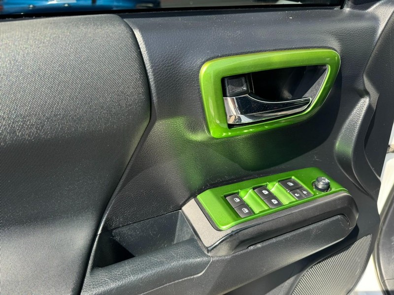 Toyota Tacoma 4WD Vehicle Full-screen Gallery Image 16