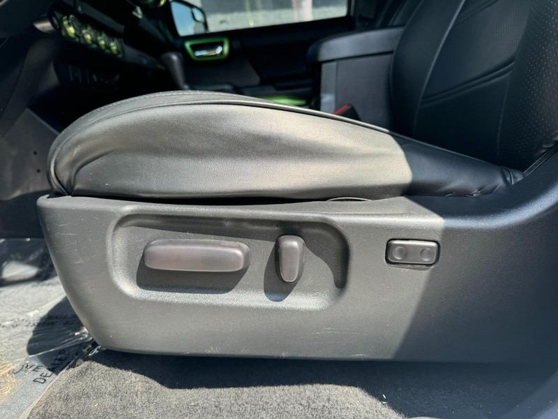 Toyota Tacoma 4WD Vehicle Full-screen Gallery Image 17