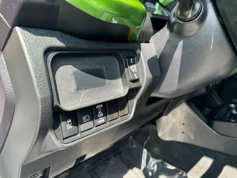 Toyota Tacoma 4WD Vehicle Full-screen Gallery Image 18