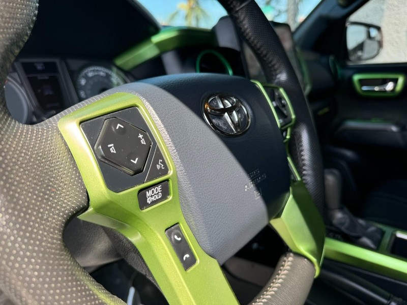 Toyota Tacoma 4WD Vehicle Full-screen Gallery Image 19