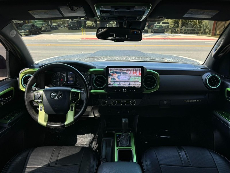 Toyota Tacoma 4WD Vehicle Full-screen Gallery Image 20