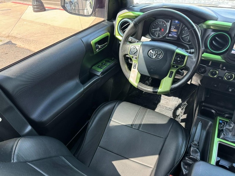 Toyota Tacoma 4WD Vehicle Full-screen Gallery Image 21