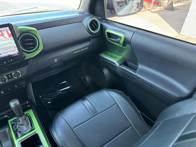 Toyota Tacoma 4WD Vehicle Full-screen Gallery Image 22