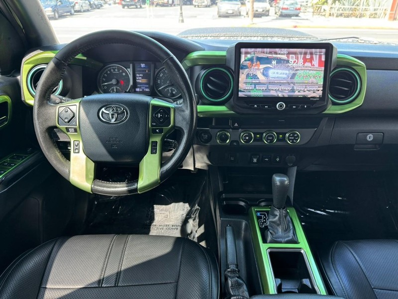 Toyota Tacoma 4WD Vehicle Full-screen Gallery Image 23