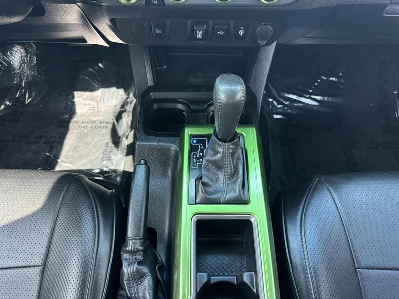 Toyota Tacoma 4WD Vehicle Full-screen Gallery Image 24