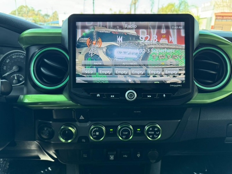 Toyota Tacoma 4WD Vehicle Full-screen Gallery Image 25