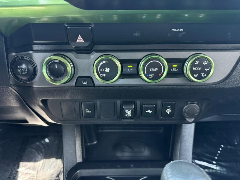 Toyota Tacoma 4WD Vehicle Full-screen Gallery Image 26