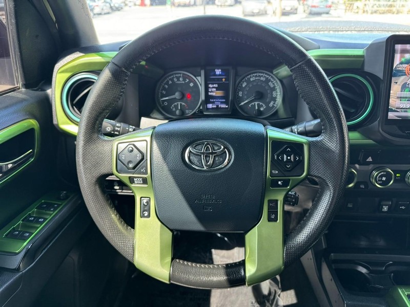 Toyota Tacoma 4WD Vehicle Full-screen Gallery Image 27