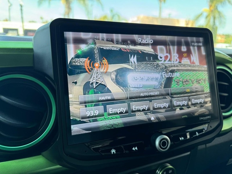 Toyota Tacoma 4WD Vehicle Full-screen Gallery Image 29