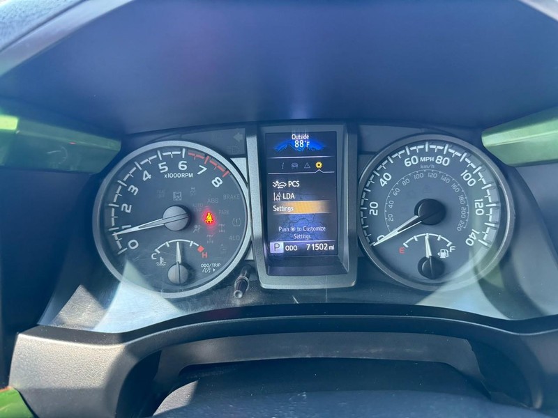 Toyota Tacoma 4WD Vehicle Full-screen Gallery Image 30