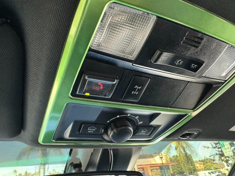 Toyota Tacoma 4WD Vehicle Full-screen Gallery Image 31