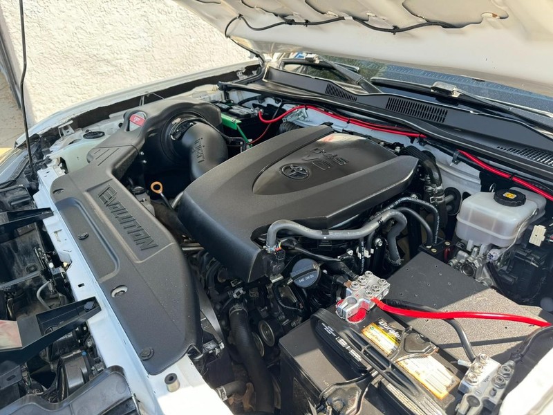 Toyota Tacoma 4WD Vehicle Full-screen Gallery Image 32