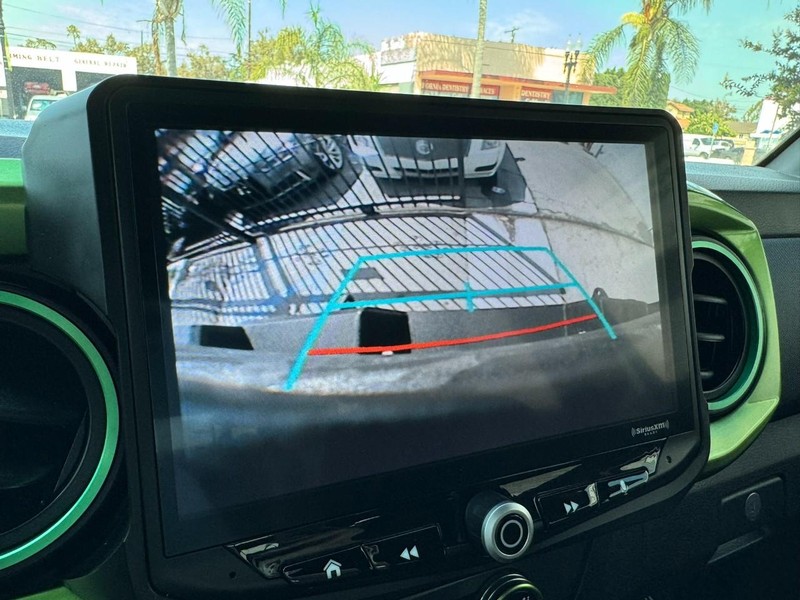 Toyota Tacoma 4WD Vehicle Full-screen Gallery Image 35