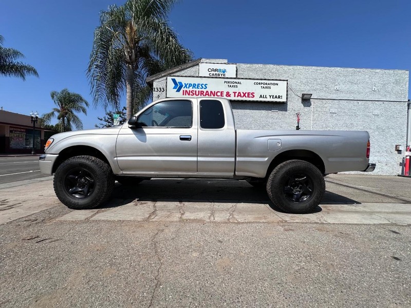 Toyota Tacoma Vehicle Full-screen Gallery Image 02