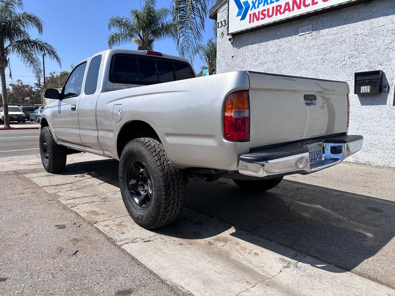 Toyota Tacoma Vehicle Full-screen Gallery Image 03