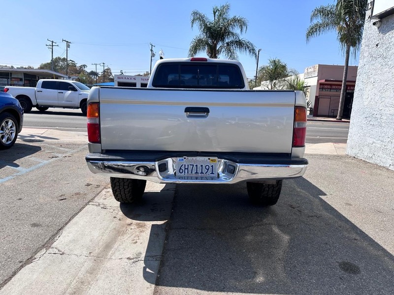 Toyota Tacoma Vehicle Full-screen Gallery Image 04