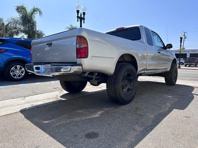 Toyota Tacoma Vehicle Full-screen Gallery Image 05