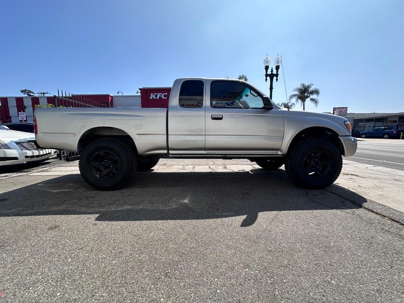 Toyota Tacoma Vehicle Full-screen Gallery Image 06