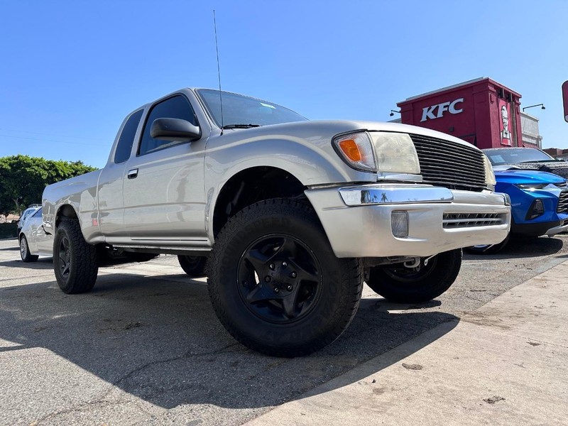 Toyota Tacoma Vehicle Full-screen Gallery Image 07