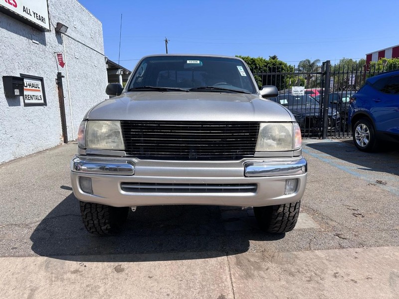 Toyota Tacoma Vehicle Full-screen Gallery Image 08