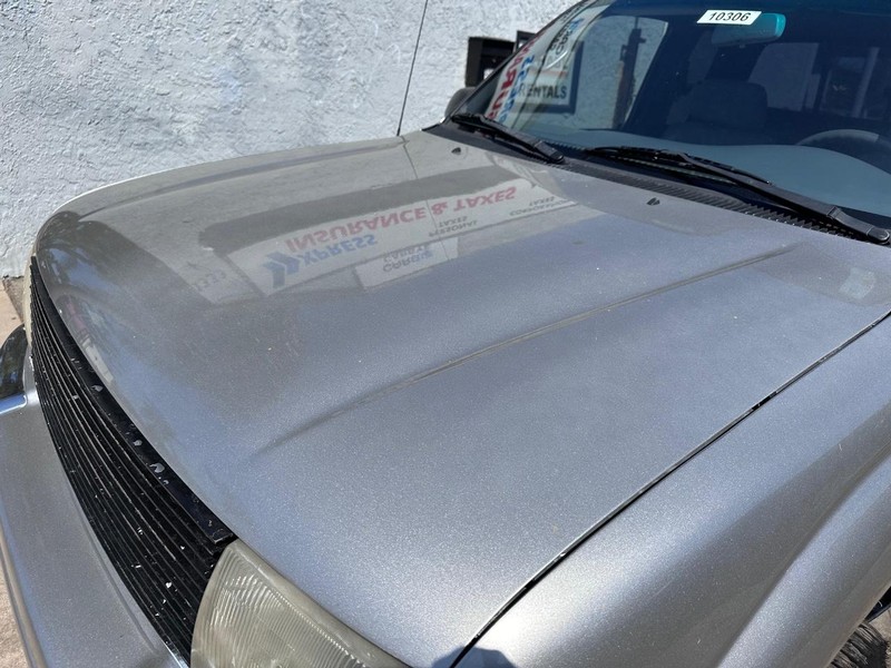 Toyota Tacoma Vehicle Full-screen Gallery Image 09