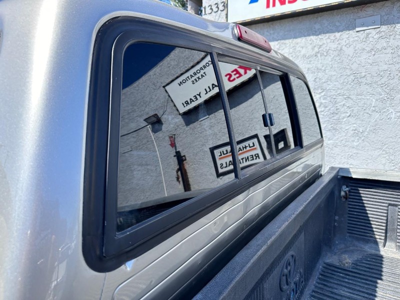 Toyota Tacoma Vehicle Full-screen Gallery Image 10