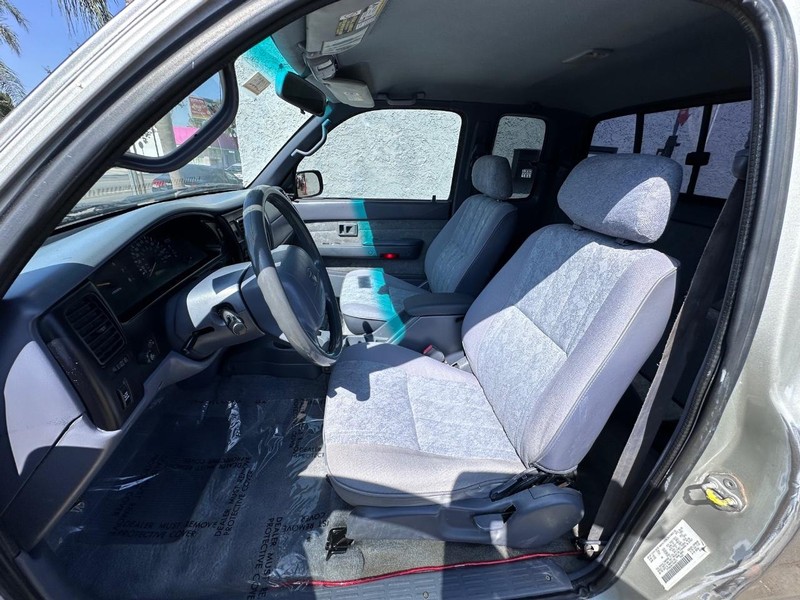 Toyota Tacoma Vehicle Full-screen Gallery Image 11