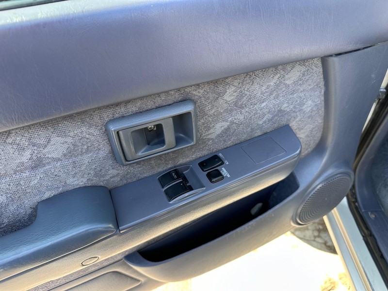 Toyota Tacoma Vehicle Full-screen Gallery Image 12