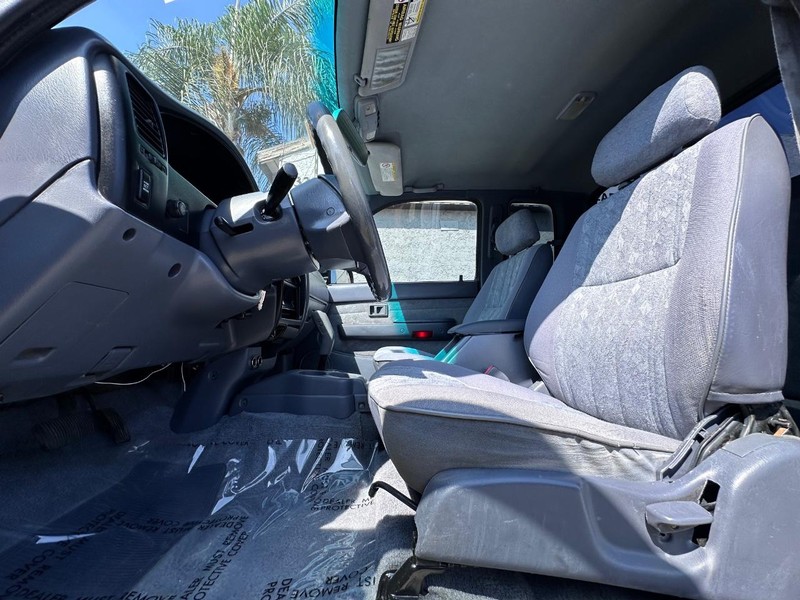 Toyota Tacoma Vehicle Full-screen Gallery Image 13