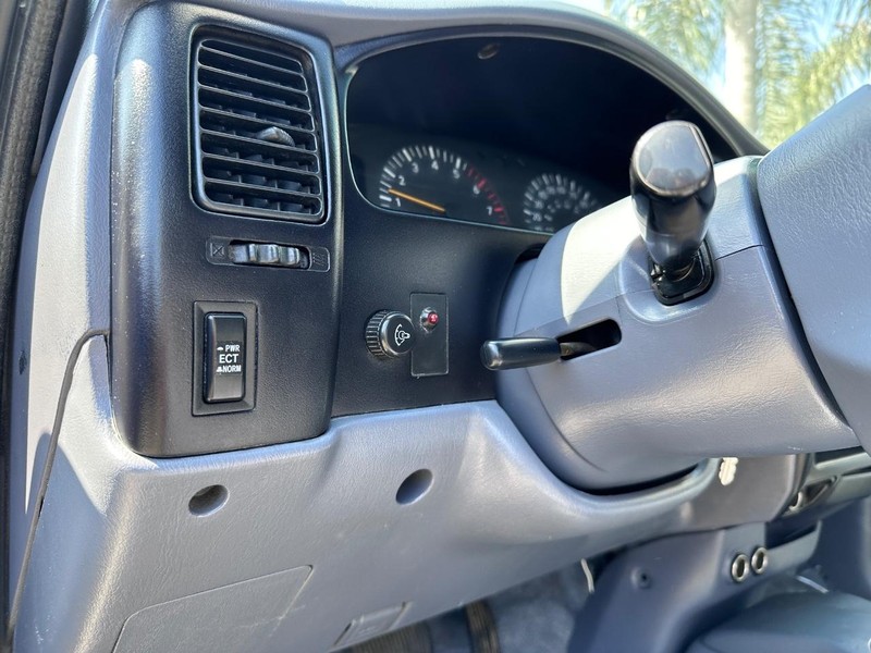 Toyota Tacoma Vehicle Full-screen Gallery Image 14