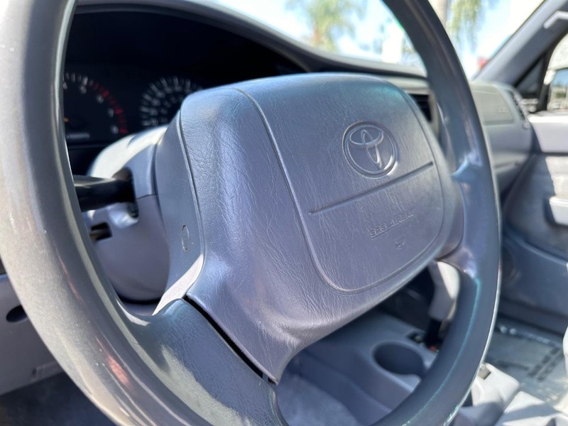 Toyota Tacoma Vehicle Full-screen Gallery Image 15