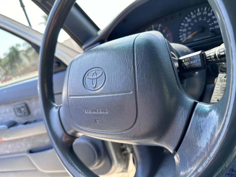 Toyota Tacoma Vehicle Full-screen Gallery Image 16