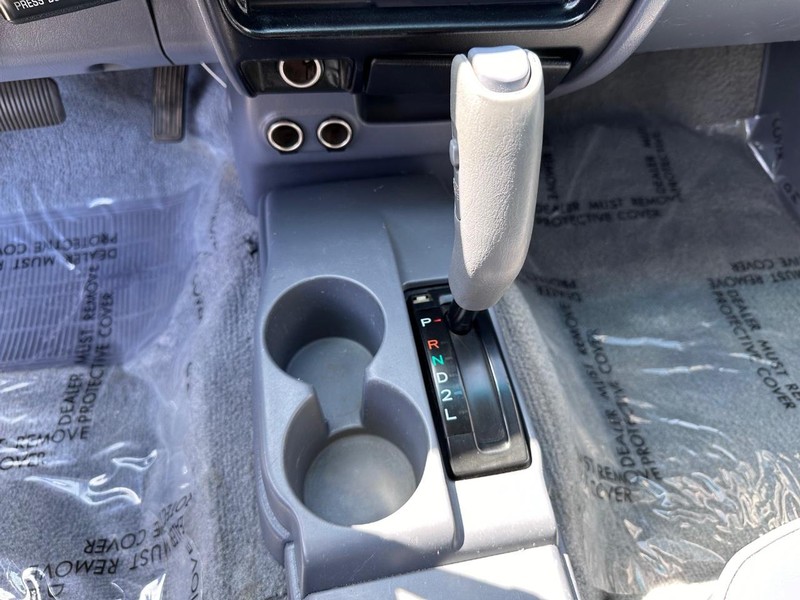 Toyota Tacoma Vehicle Full-screen Gallery Image 17