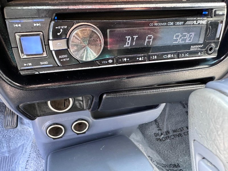 Toyota Tacoma Vehicle Full-screen Gallery Image 18